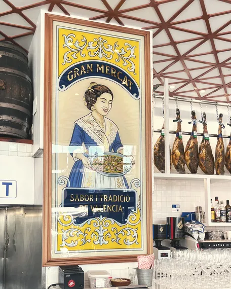 Cartel decorativo vintage enmarcado, con ilustración de una mujer, lettering artesanal y ornamentos clásicos en amarillo y azul.